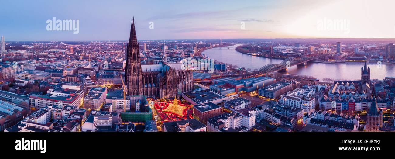 Mercato di Natale di Colonia Germania, vista aerea del drone sul fiume Reno di Colonia Cattedrale di Germania Foto Stock