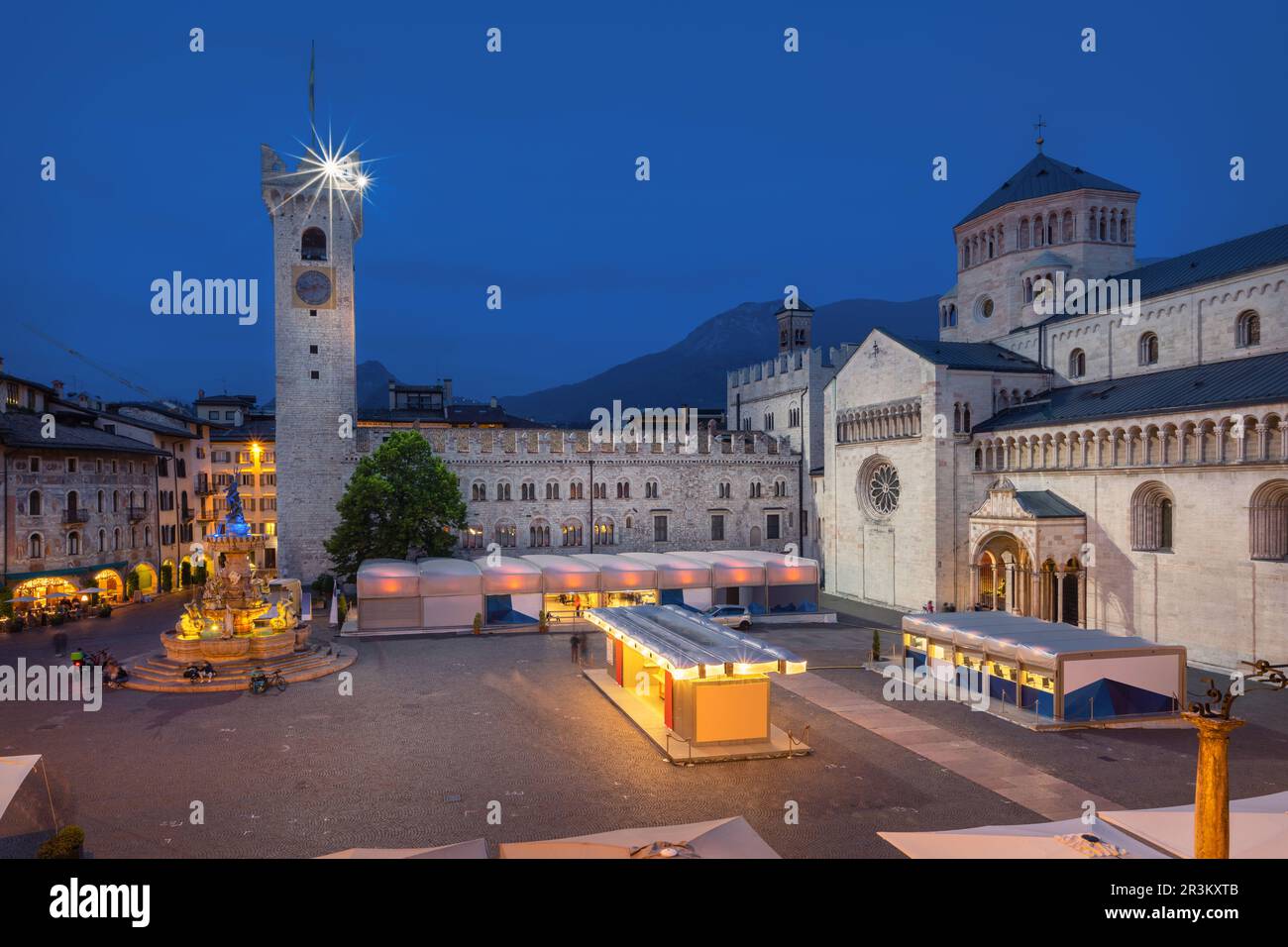 Trento, Italia - Vista su Piazza del Duomo con la cattedrale e la torre Torre Civica Foto Stock