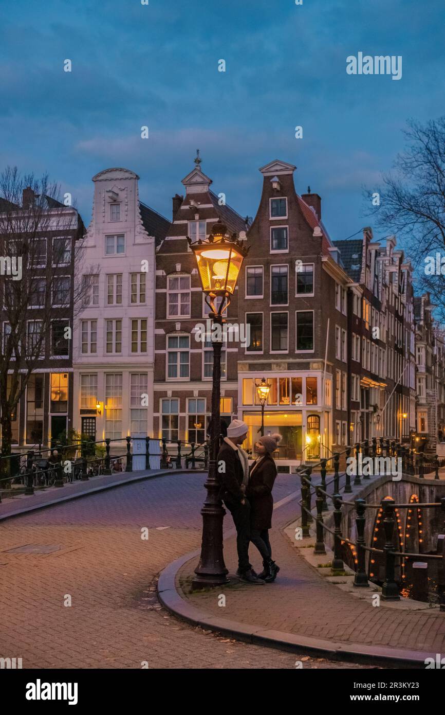 Canali di Amsterdam con luci di Natale nel mese di dicembre, canale storico centro di Amsterdam di notte Foto Stock