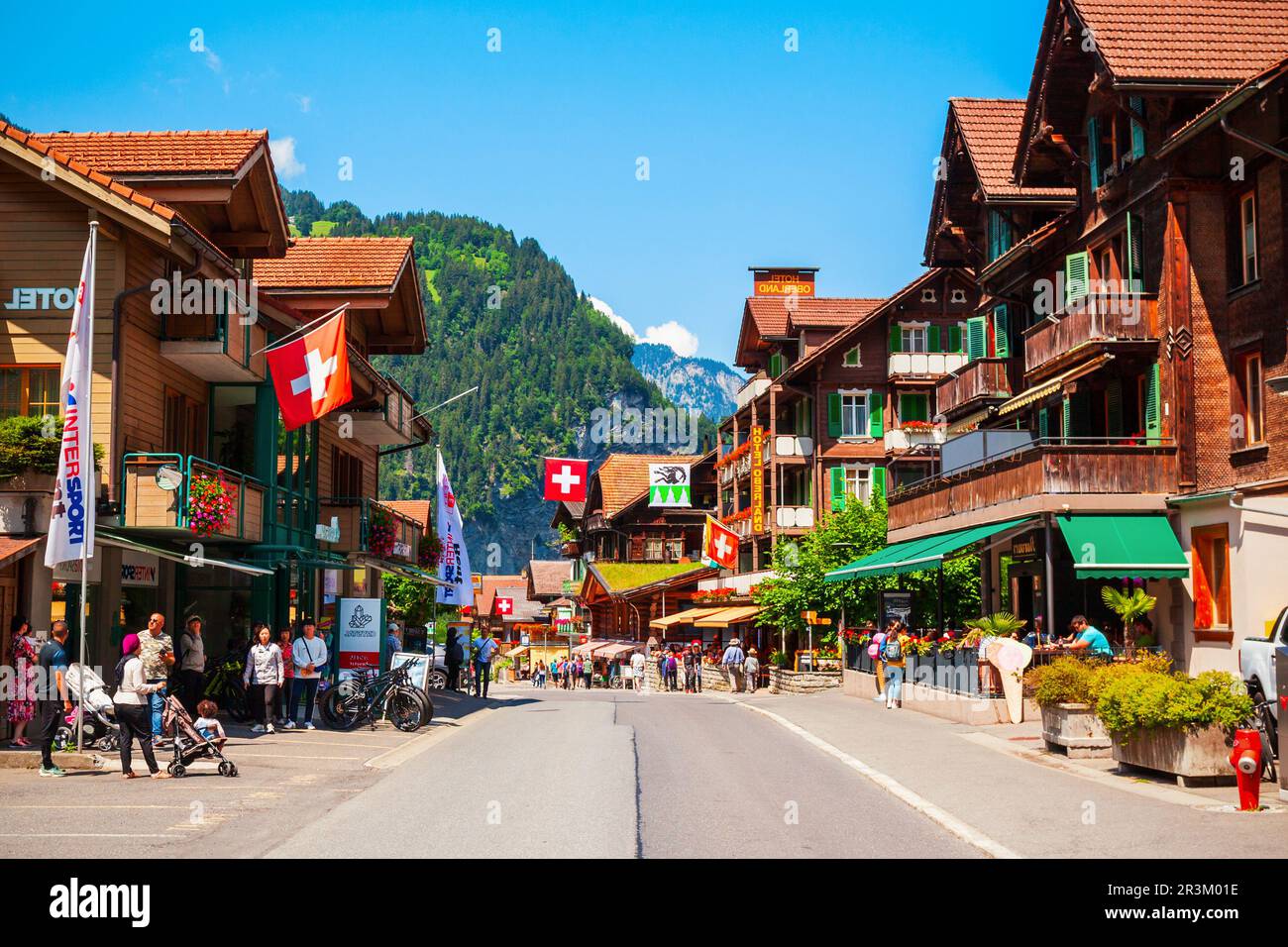 LAUTERBRUNNEN, Svizzera - 14 luglio 2019: tradizionali case locali in Lauterbrunnen villaggio del distretto di Interlaken nel canton Berna di SVIZZ Foto Stock
