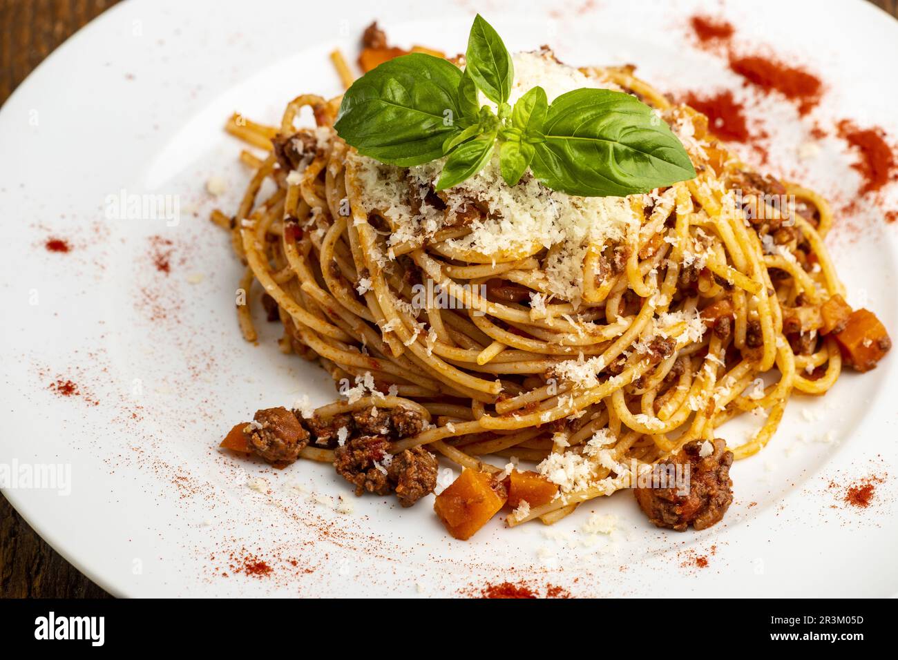 Spaghetti alla Bolognaise su piatto bianco Foto Stock