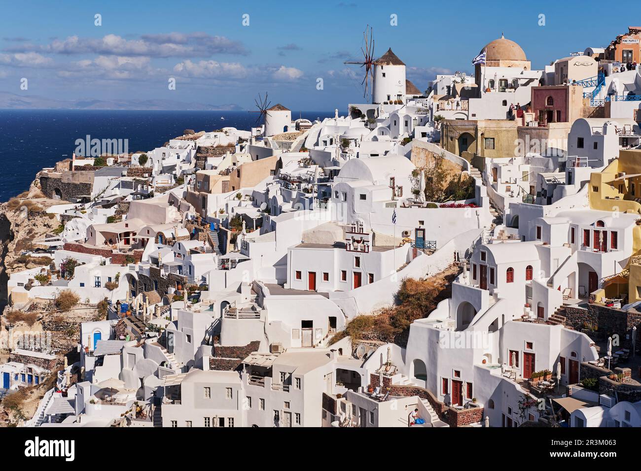 Vista aerea panoramica del villaggio di Poscard Perfect Oia nell'isola di Santorini, Grecia - Case bianche tradizionali nella Caldera C. Foto Stock