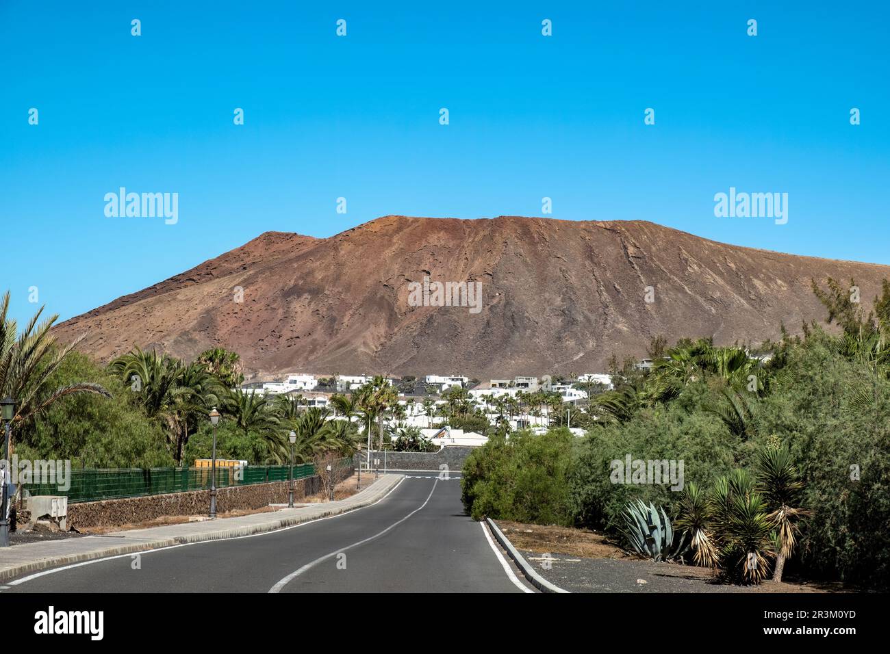 Vista sulla montagna Rossa o sul Montana Roja a Playa Blanca, Lanzarote. Il vulcano estinto è una popolare attrazione turistica per gli escursionisti. Foto Stock