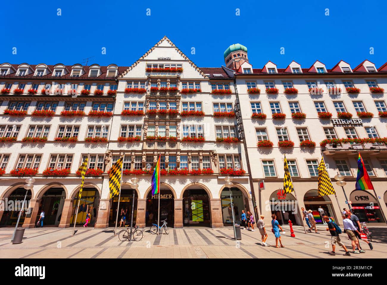 Monaco di Baviera, Germania - 06 luglio 2021: Negozio di abbigliamento Hirmer Mens bellissimo edificio in Kaufingerstrasse nel centro di Monaco di Baviera, Germania Foto Stock