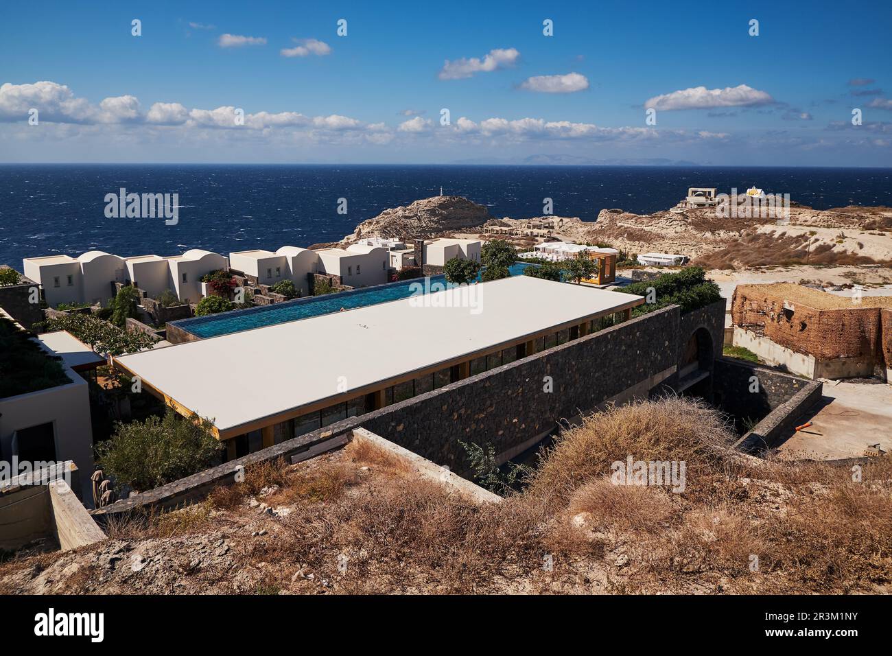 Oia Village a Santorini Island, Grecia - Case greche tradizionali e una piscina nelle scogliere Caldera Foto Stock