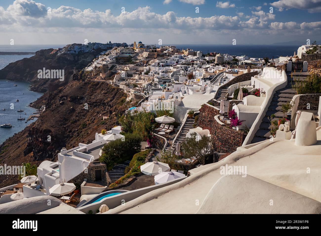 Vista aerea panoramica del villaggio di Poscard Perfect Oia nell'isola di Santorini, Grecia - Case bianche tradizionali nella Caldera C. Foto Stock