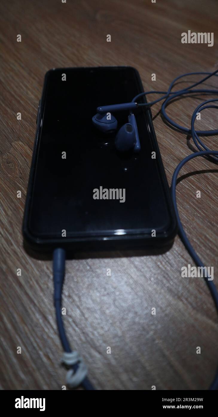 Le cuffie si collegano al telefono cellulare Foto Stock