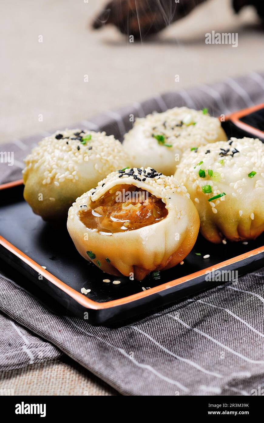 Sheng Jian Bao, Bun fritto in padella in stile Shanghai ripieni di maiale Foto Stock