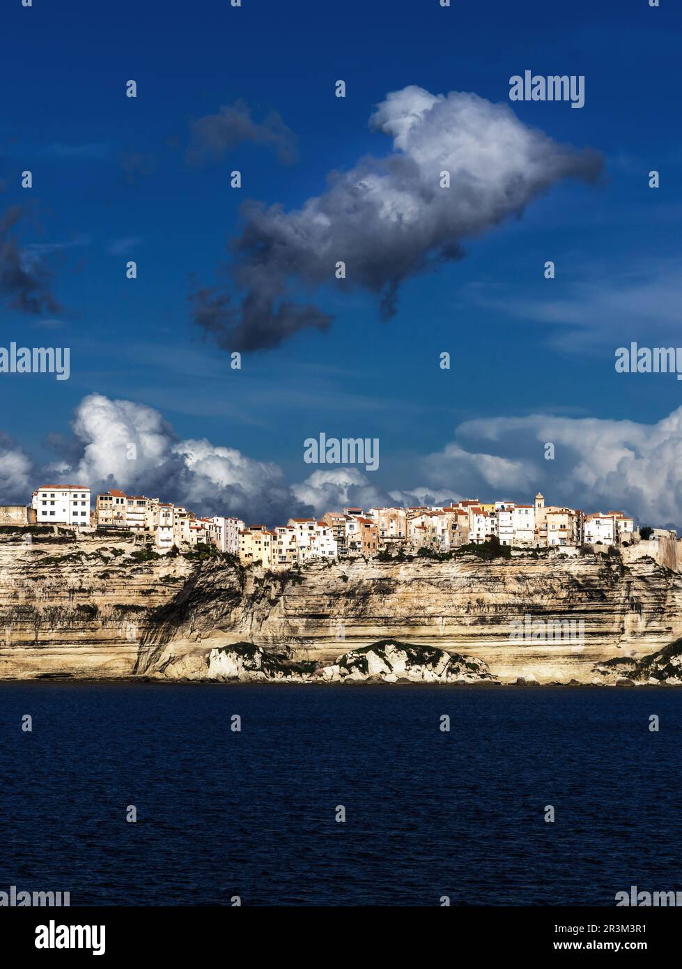 Vista delle ripide scogliere e della città fortificata di Bonfacio sulla costa meridionale della Corsica Foto Stock