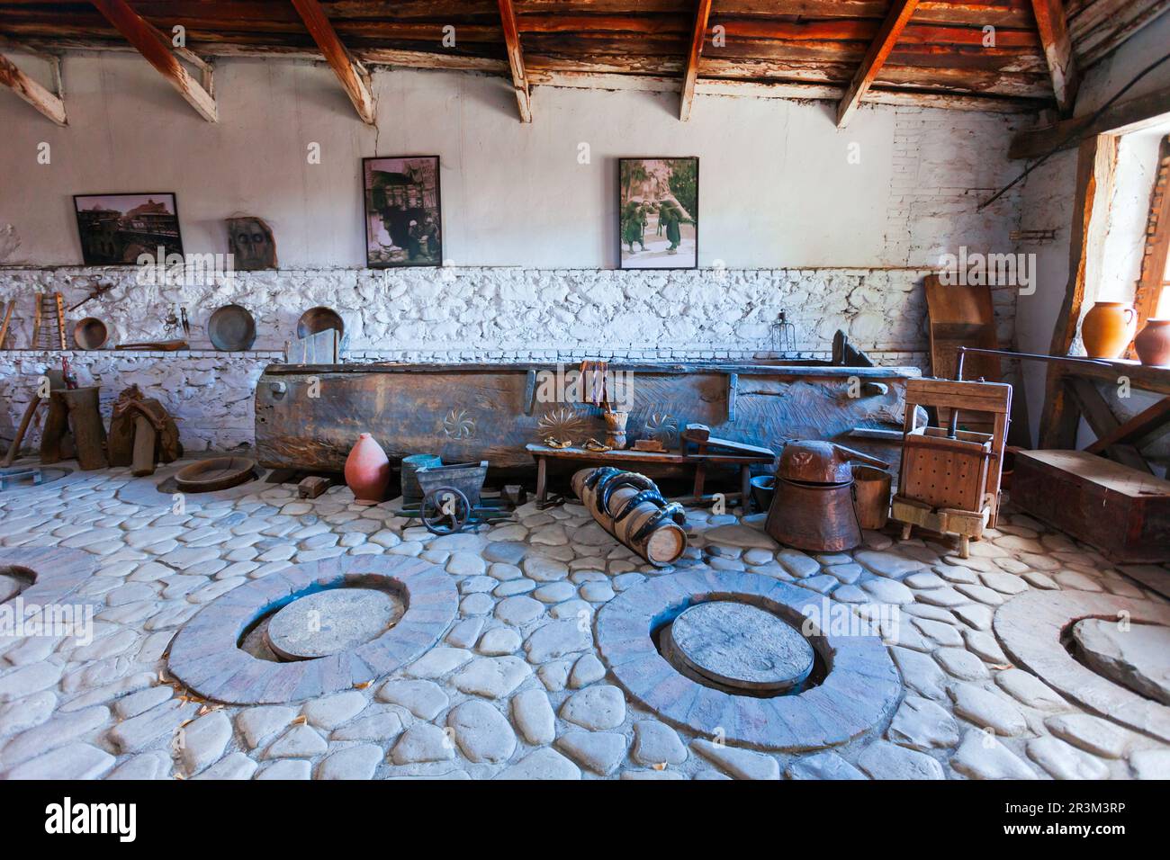 Kvareli, Georgia - 03 settembre 2021: Cantina della Kindzmarauli Corporation con vasetti kvevri a Kvareli, Kakheti. Kakheti è una regione della Geo orientale Foto Stock