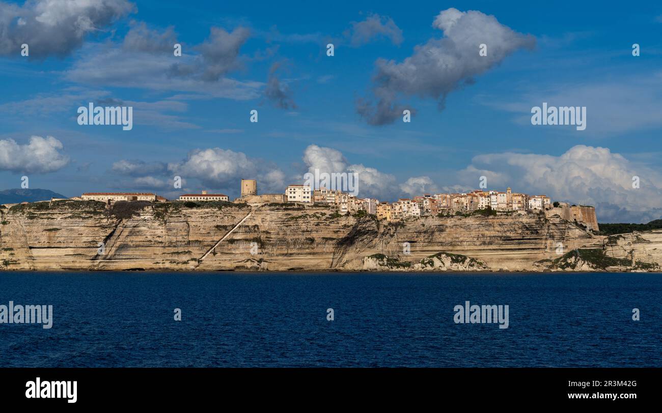 Una vista sulle ripide scogliere e la città fortificata di Bonfacio sulla costa meridionale della Corsica Foto Stock