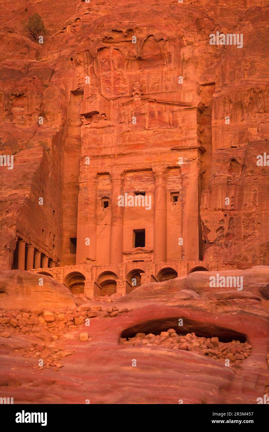 La tomba di Urn, una delle tombe reali a Petra, Giordania Foto Stock