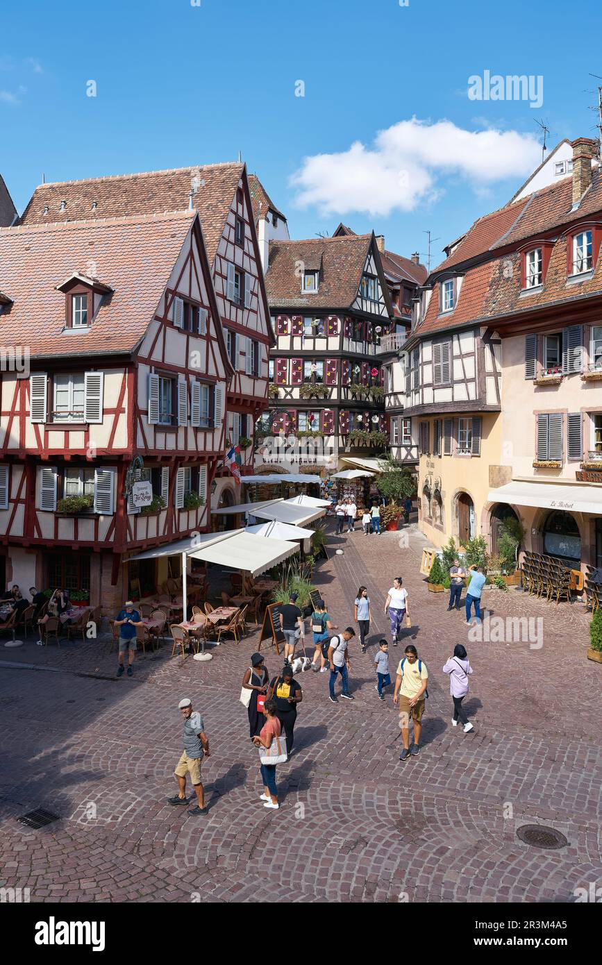 Turisti provenienti da tutto il mondo nella pittoresca città medievale vecchia di Colmar in Francia Foto Stock Turisti provenienti da tutto il mondo nella pittoresca città medievale vecchia di Colmar in Francia Foto Stock