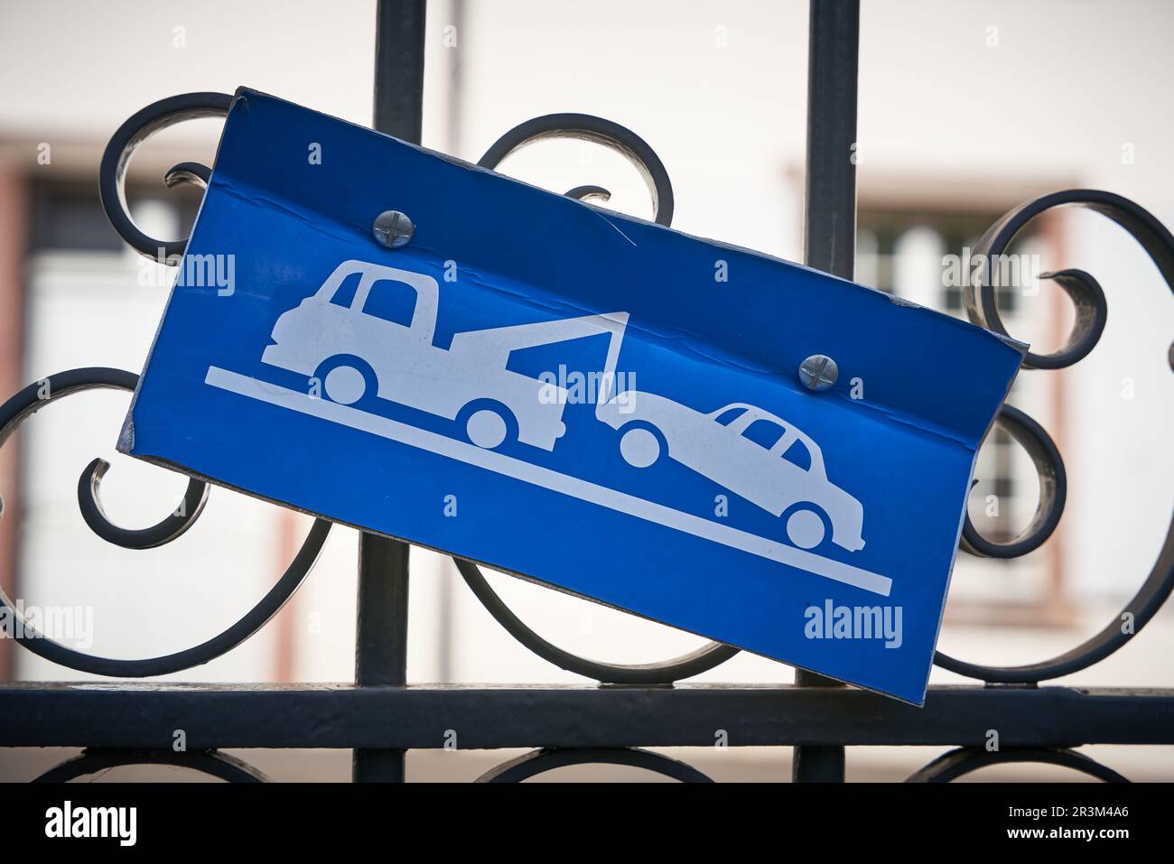 Cartello segnaletico che indica che non c'è parcheggio all'ingresso di una proprietà privata in Francia Foto Stock