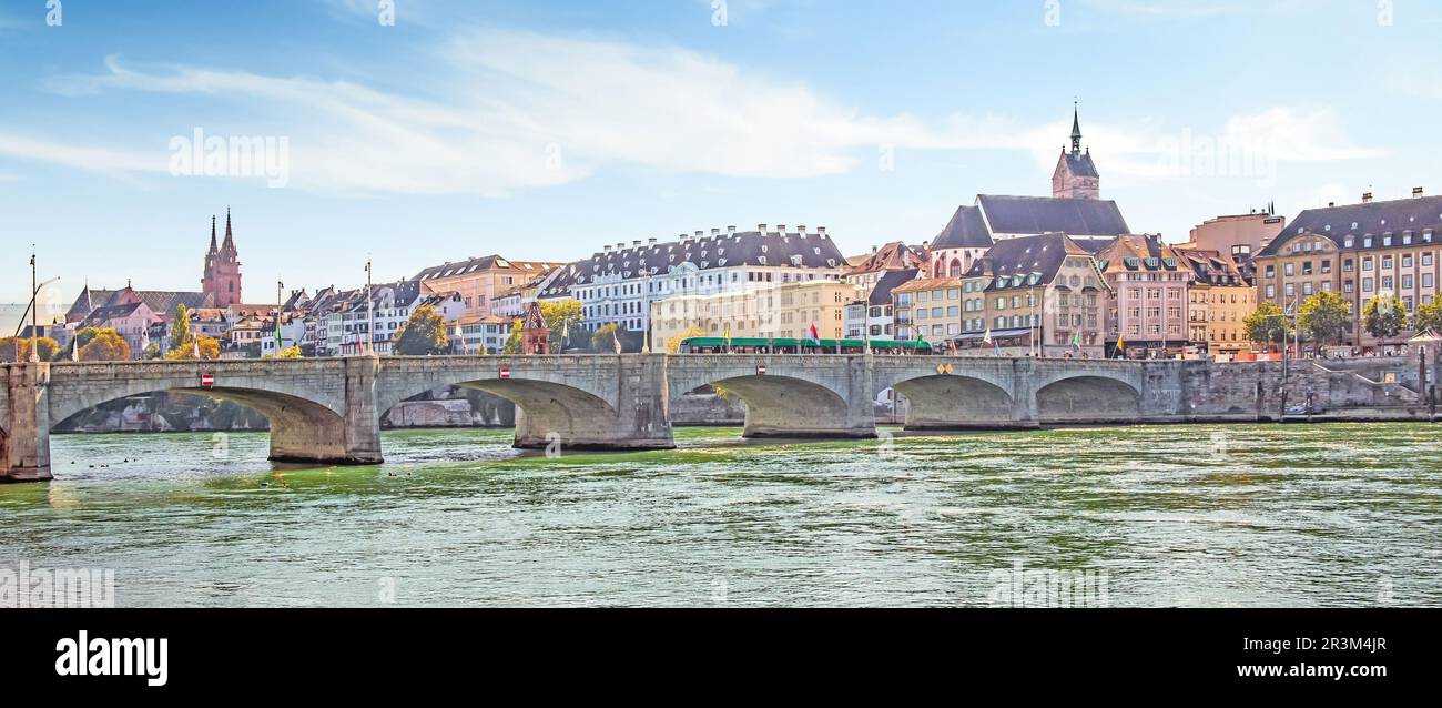 Basilea con il ponte sul Reno, la cattedrale e St Martin Foto Stock