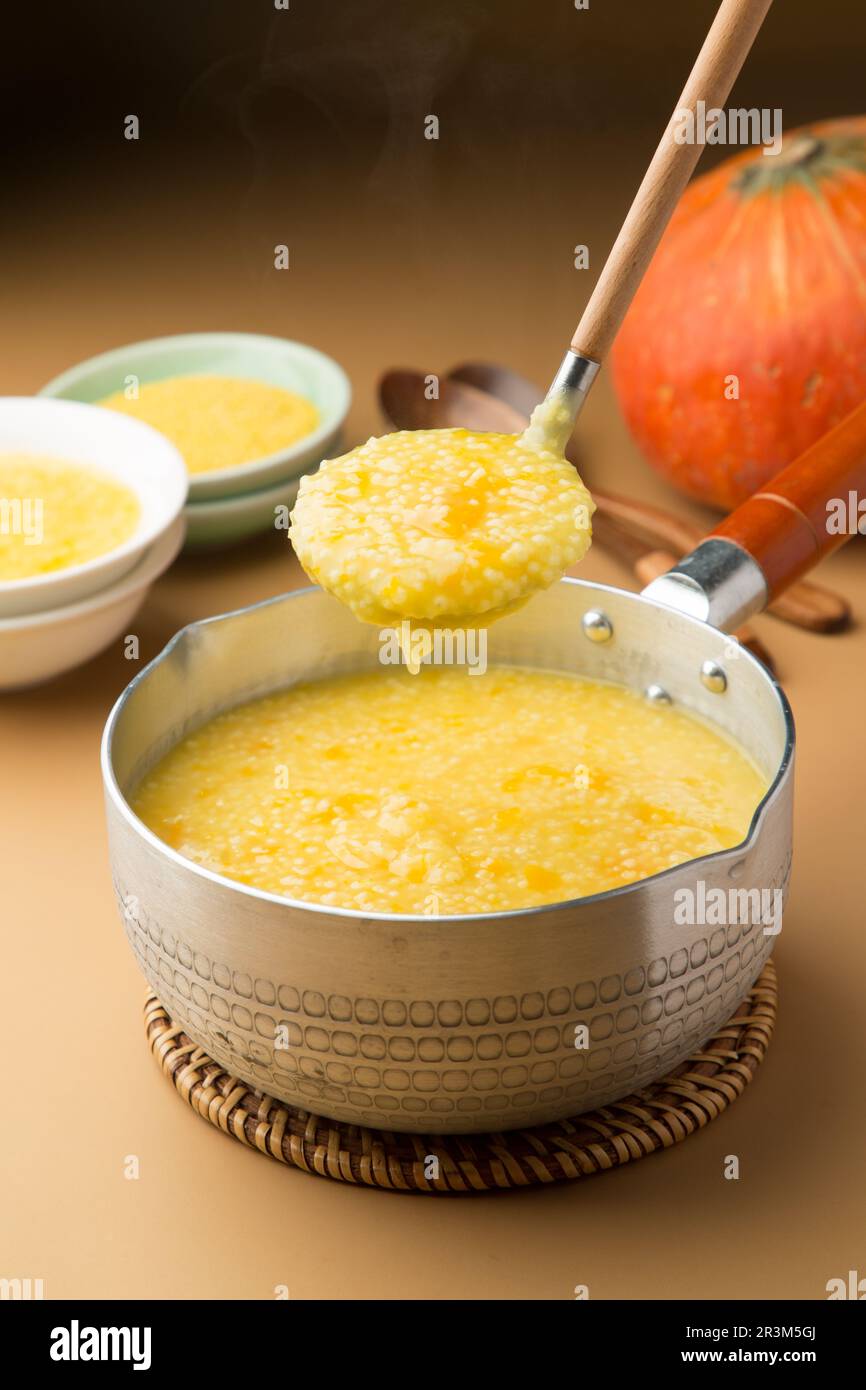 Millet Congee nutriente con zucca Foto Stock