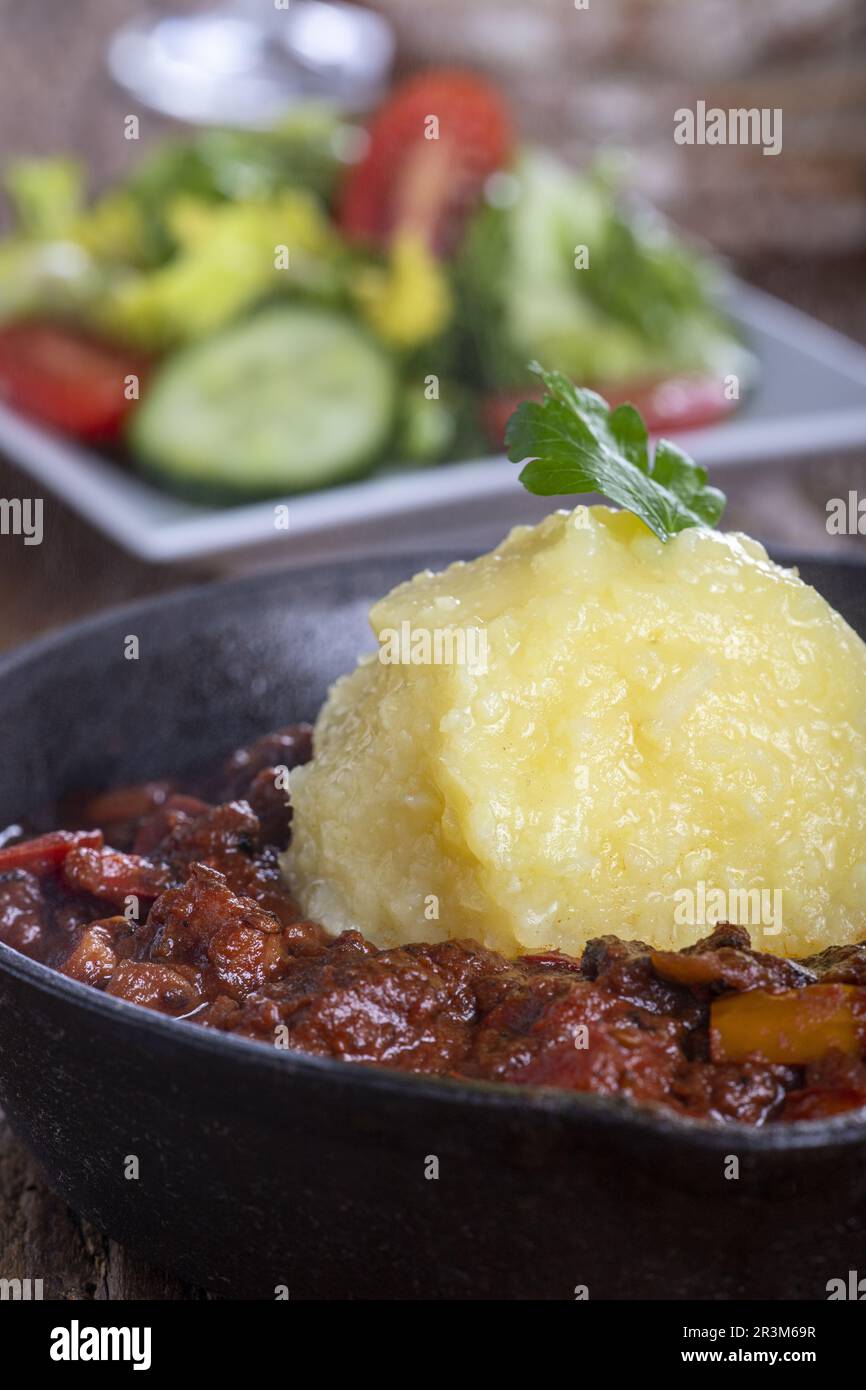 Gulasch ungherese con gnocchi di patate Foto Stock