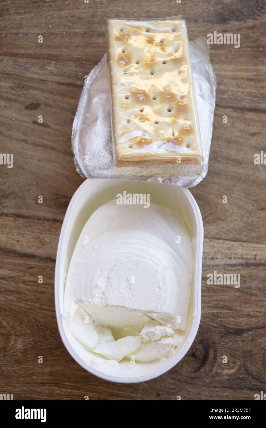 cracker e formaggio speadable leggero per una dieta sana di carboidrati e grassi Foto Stock