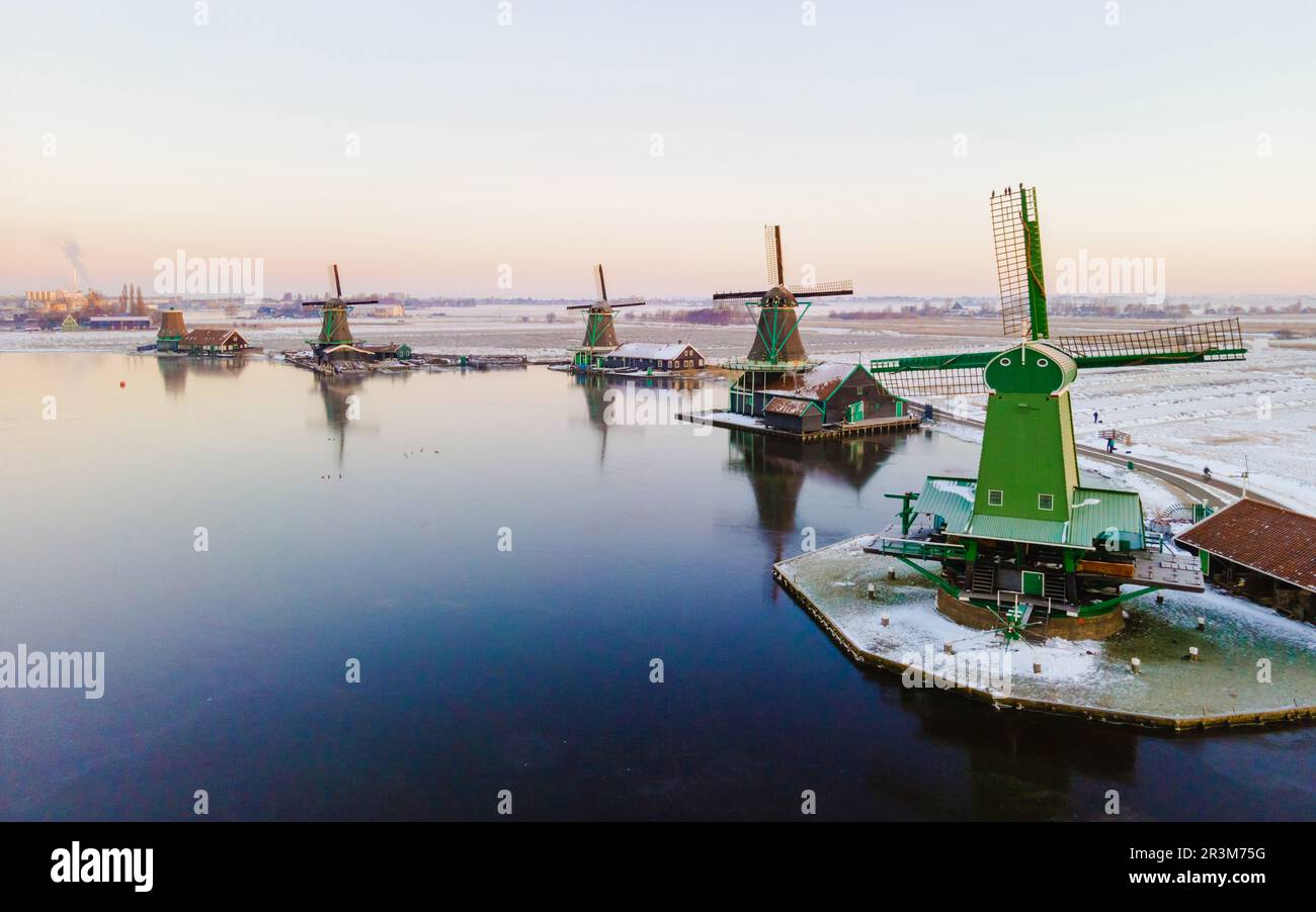 Vista sui droni nel villaggio dei mulini a vento di Zaanse Schans durante l'inverno con la neve nei Paesi Bassi Foto Stock