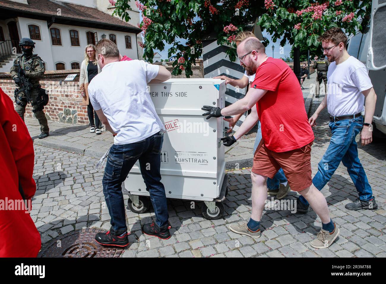 Brno, Repubblica Ceca. 24th maggio, 2023. I primi manoscritti rari di Elizabeth Richeza di Polonia del 14th° secolo furono trasportati da Vienna, Austria, a Brno (nella foto), Repubblica Ceca, il 24 maggio, 2023, sotto scorta di polizia. Manoscritti saranno esposti a Brno all'interno della mostra intitolata Eliska Rejcka (Elizabeth Richeza): Dono del Medioevo. Credit: Monika Hlavacova/CTK Photo/Alamy Live News Foto Stock