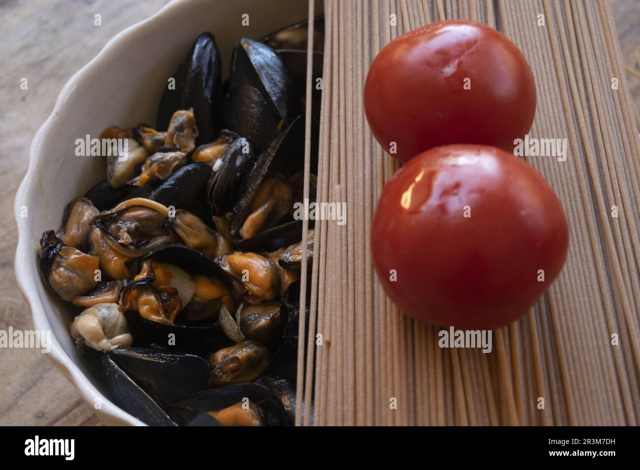 spaghetti integrali con pomodoro fresco e cozze Foto Stock