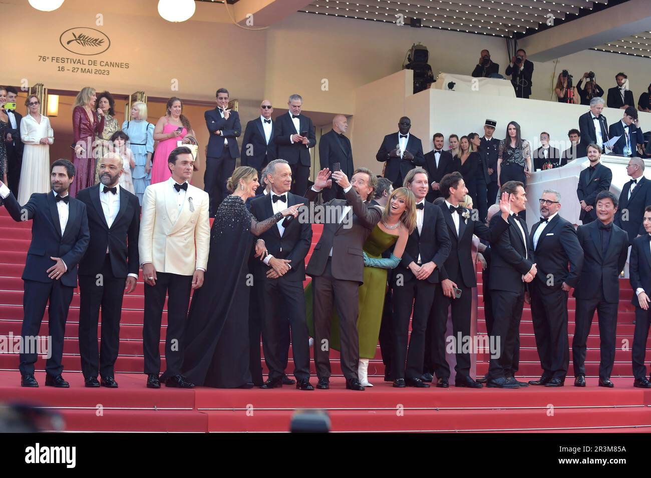 Cannes, Francia. 23rd maggio, 2023. CANNES, FRANCIA - MAGGIO 23: Rupert Friend, Rita Wilson, Tom Hanks, Alexandre Desplat, Bryan Cranston, Maya Hawke, Wes Anderson, Adrien Brody, Scarlett Johansson, Matt Dillon, Fisher Stevens, Steve Carell, Stephen Park assistono al tappeto rosso "Asteroid City" durante il 76th° festival annuale di Cannes al Palais des Festivals il 23 maggio 2023 a Cannes, Francia. Credit: dpa/Alamy Live News Foto Stock