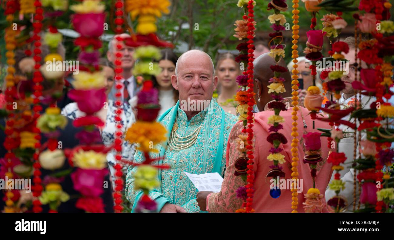 Royal Hospital Chelsea, Londra, Regno Unito. 22 maggio 2023. La cerimonia di matrimonio tra Clive Gillmor e Manoj Malde si svolge presso il RHS Chelsea Flower Show Eastern Eye Garden of Unity il 22 maggio 2023. Credito: Malcolm Park/Alamy Foto Stock