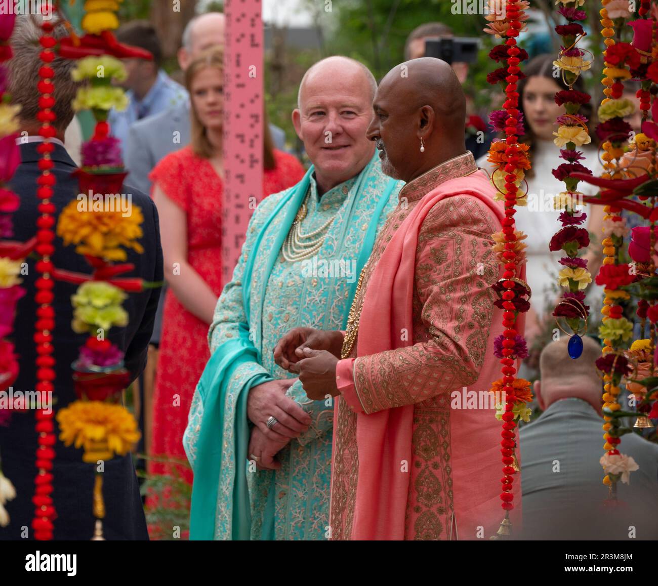 Royal Hospital Chelsea, Londra, Regno Unito. 22 maggio 2023. La cerimonia di matrimonio tra Clive Gillmor e Manoj Malde si svolge presso il RHS Chelsea Flower Show Eastern Eye Garden of Unity il 22 maggio 2023. Credito: Malcolm Park/Alamy Foto Stock