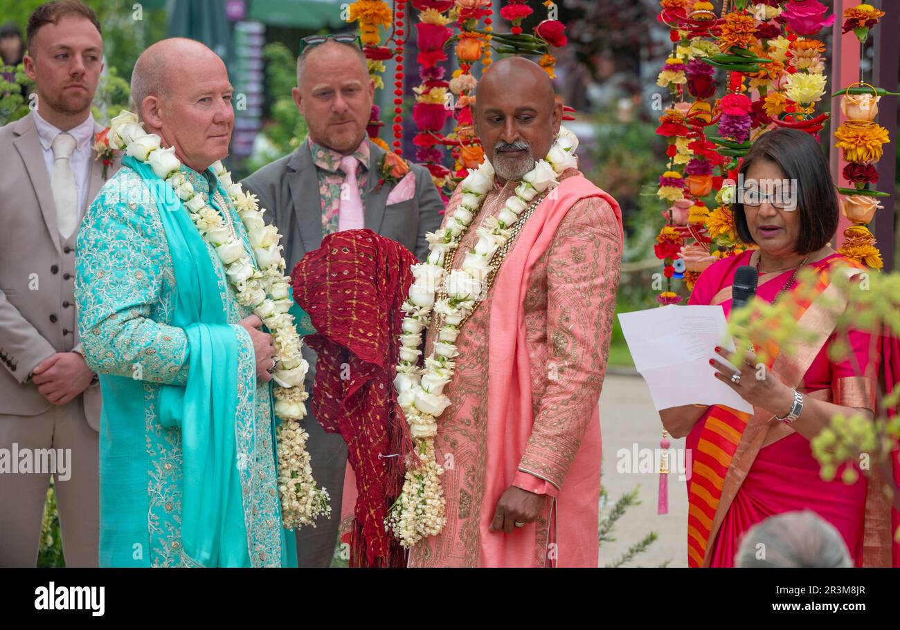 Royal Hospital Chelsea, Londra, Regno Unito. 22 maggio 2023. La cerimonia di matrimonio tra Clive Gillmor e Manoj Malde si svolge presso il RHS Chelsea Flower Show Eastern Eye Garden of Unity il 22 maggio 2023. Credito: Malcolm Park/Alamy Foto Stock