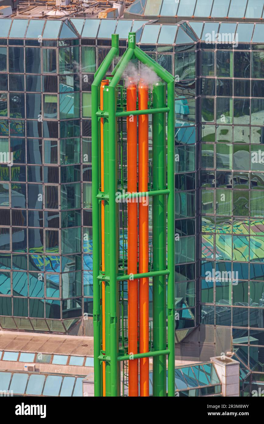 Vapore bianco vapore da caldaia a condensazione tubi di canna fumaria impianto di riscaldamento dell'edificio Foto Stock