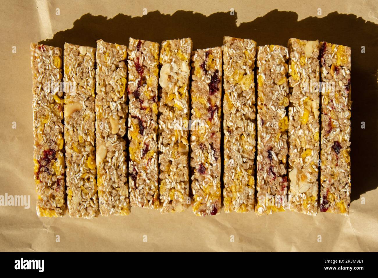 Barretta energetica al granola fatta in casa. Varietà di barrette per la colazione in granola proteica fatta in casa, con noci, uva passa ciliegie essiccate e cioccolato Foto Stock