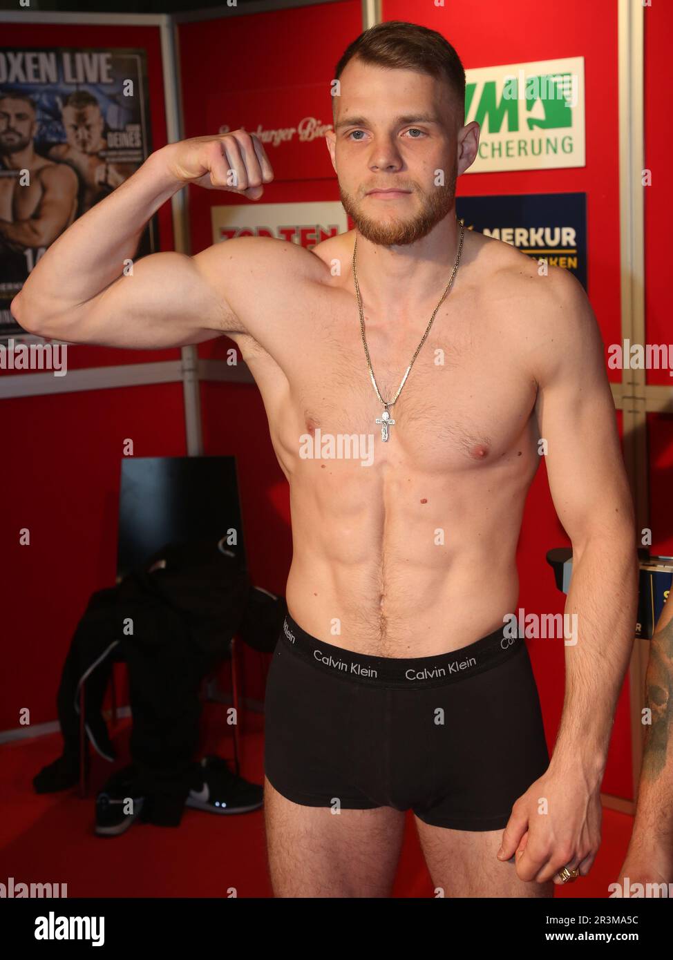 Paul Wall (super welterweight Berlin) al Weight-in ufficiale prima della SES Boxing serata di pugilato su 14.05.2022 (Weight-in su 1 Foto Stock