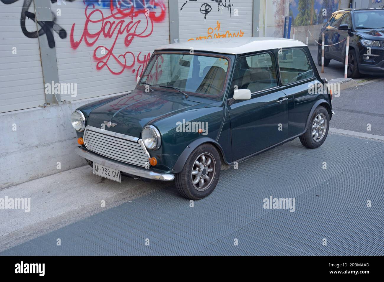 Una classica Mini cooper, versione con guida a sinistra vista a Genova, maggio 2023 Foto Stock