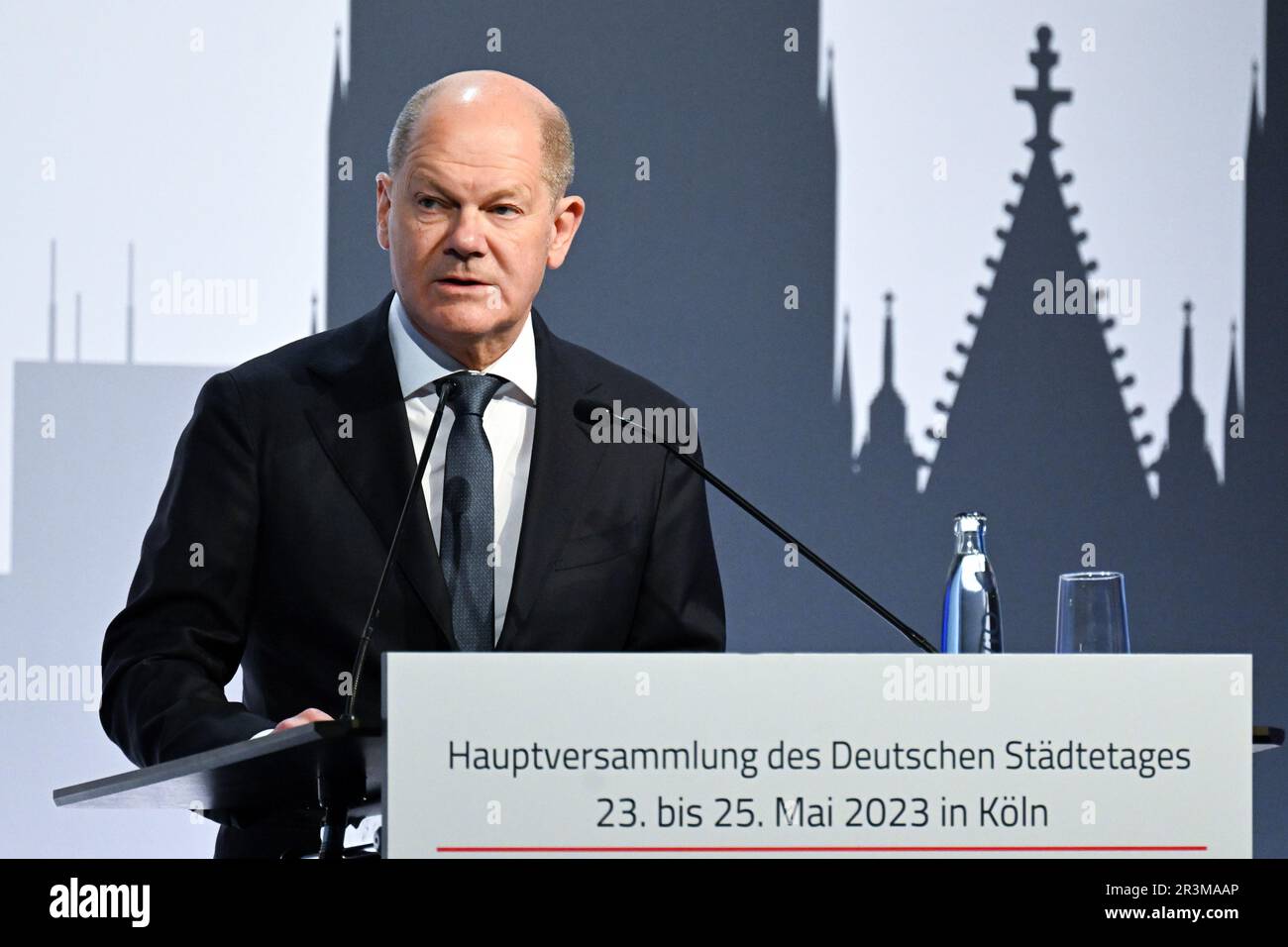 Colonia, Germania. 24th maggio, 2023. Il Cancelliere tedesco OLAF Scholz (DOCUP) interviene durante l'assemblea generale annuale dell'Associazione tedesca delle città. Credit: Federico Gambarini/dpa/Alamy Live News Foto Stock