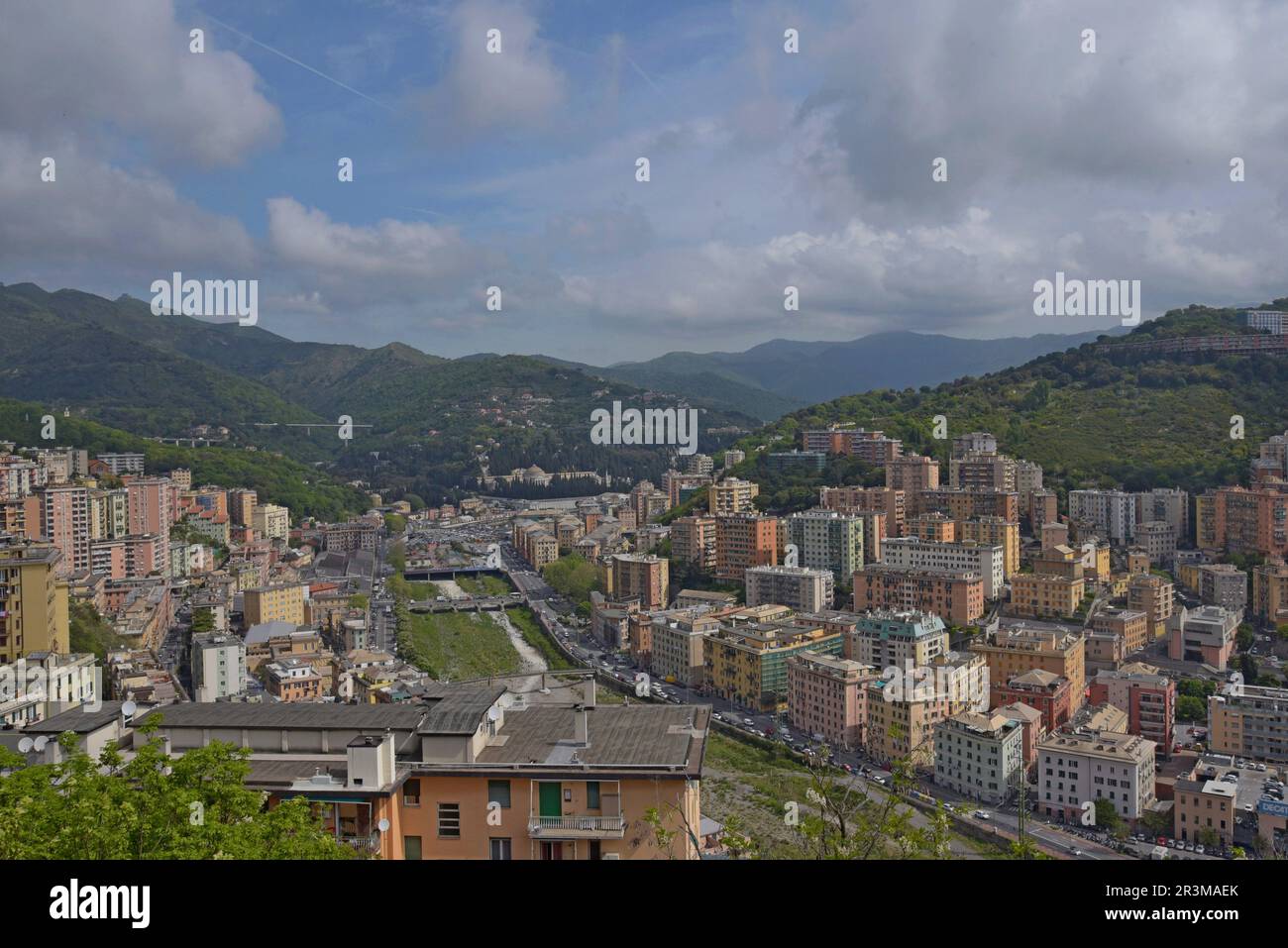 Vista sul letto del fiume Bisagno, con sullo sfondo il Cimitero Monumentale di Staglieno, Genova, 2023 maggio Foto Stock