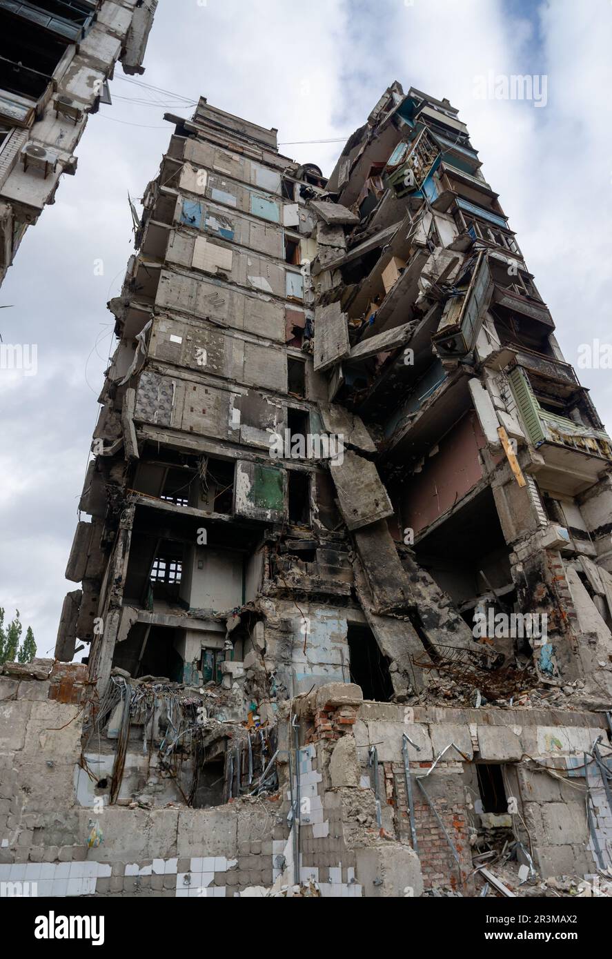 Case distrutte e bruciate in città durante la guerra in Ucraina Foto Stock