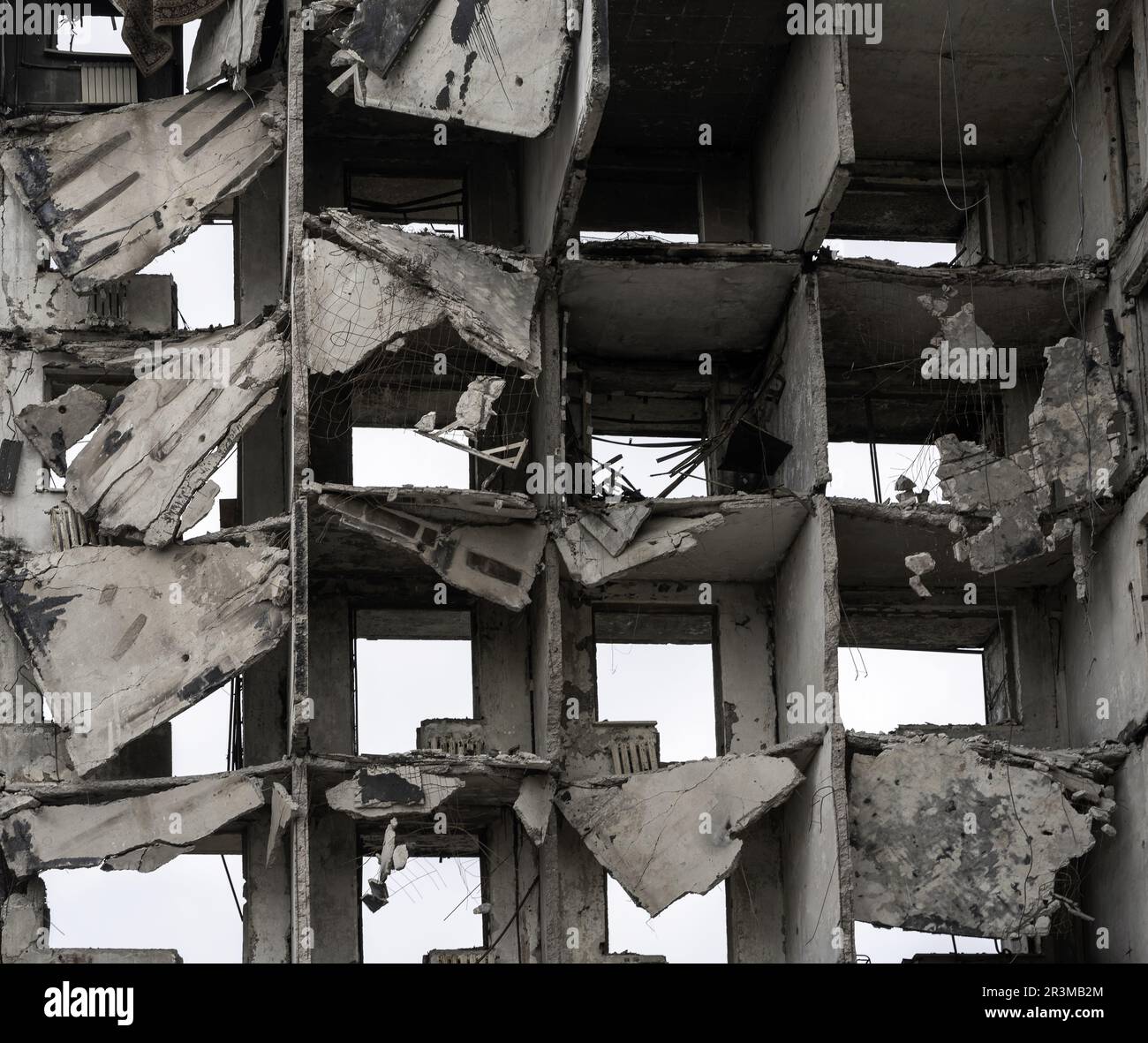 Case distrutte e bruciate nella città Russia Ucraina guerra Foto Stock