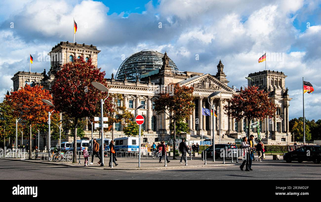Reichstag, edificio del Parlamento tedesco in autunno, architettura dell'Alto Rinascimento con il moderno Norman Foster Dome, Mitte, Berlino, Germania Foto Stock