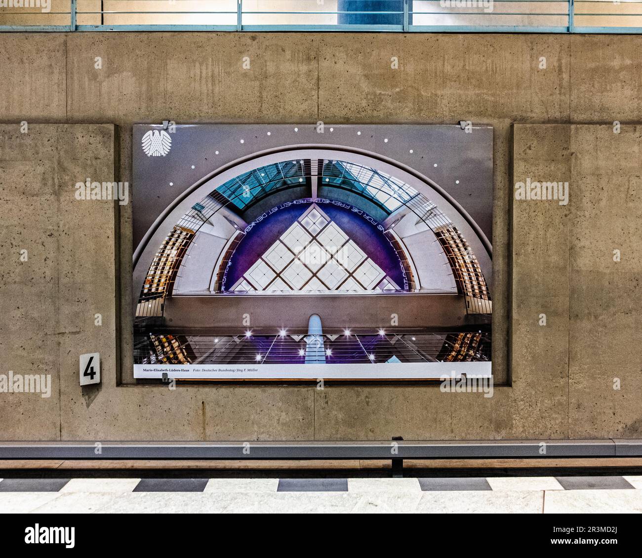 U Bundestag, metropolitana la stazione ferroviaria della U-Bahn, progettata dall'architetto Axel Schultes, serve la linea U5 ed è stata inaugurata il 8 agosto 2009 a Tiergarten-Mitte, Berlino Foto Stock