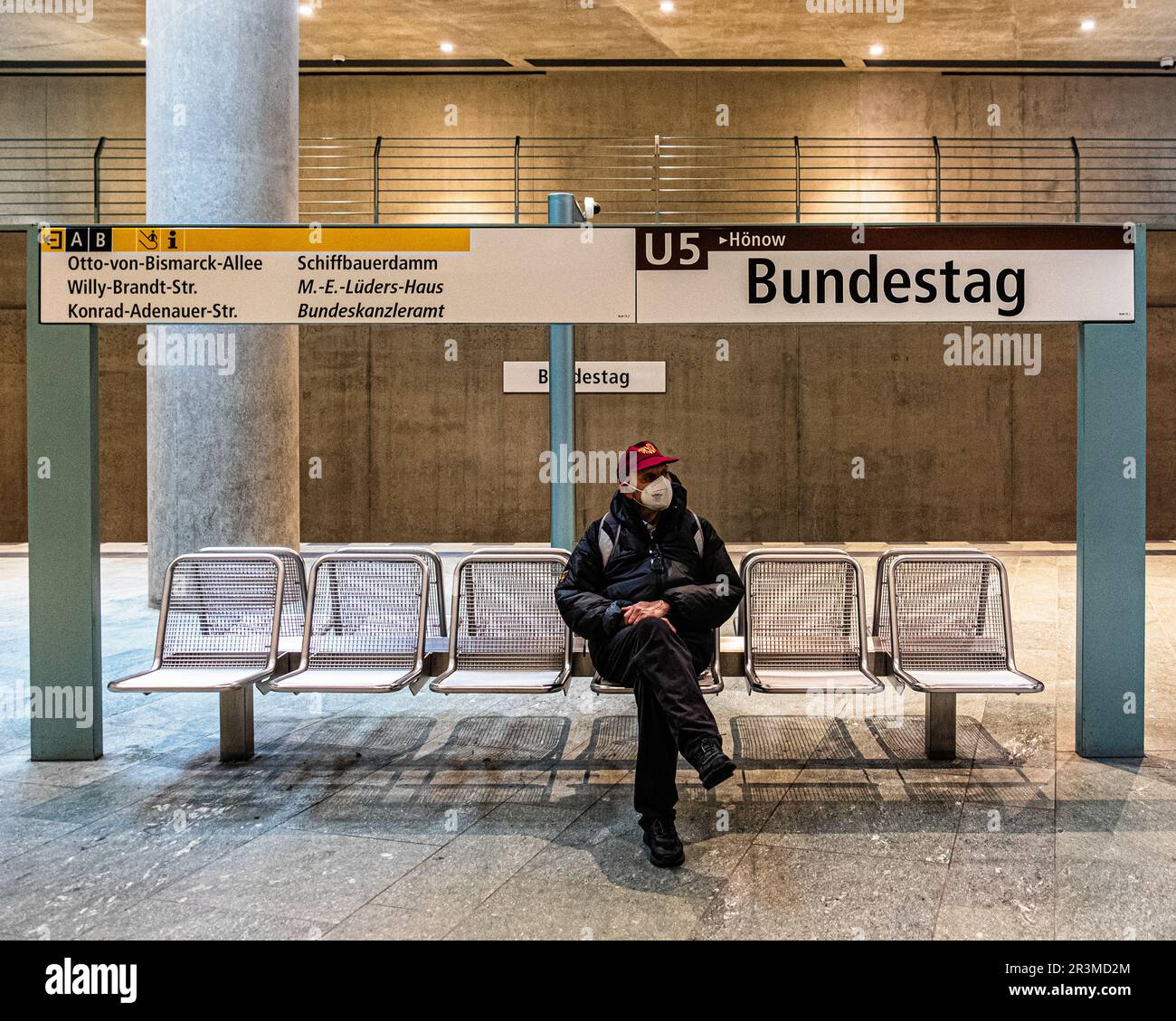 U Bundestag, metropolitana la stazione ferroviaria della U-Bahn, progettata dall'architetto Axel Schultes, serve la linea U5 ed è stata inaugurata il 8 agosto 2009 a Tiergarten-Mitte, Berlino Foto Stock