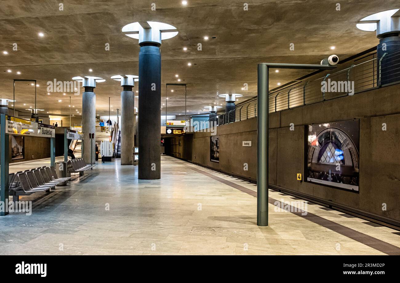 U Bundestag, metropolitana la stazione ferroviaria della U-Bahn, progettata dall'architetto Axel Schultes, serve la linea U5 ed è stata inaugurata il 8 agosto 2009 a Tiergarten-Mitte, Berlino Foto Stock