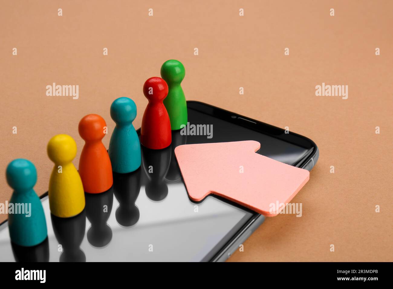 Processo di reclutamento, concetto di competizione di lavoro. Freccia che indica il pedone rosso tra gli altri su sfondo beige Foto Stock