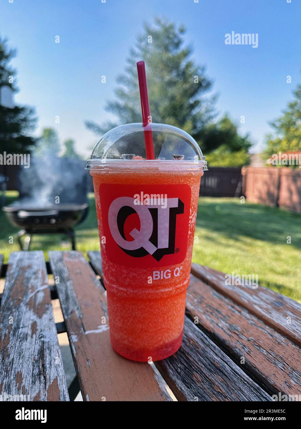 Spring Hill, Kansas - 23 maggio 2023: Bere un tè freddo QuikTrip Big Q drink durante la grigliata in un caldo giorno d'estate Foto Stock