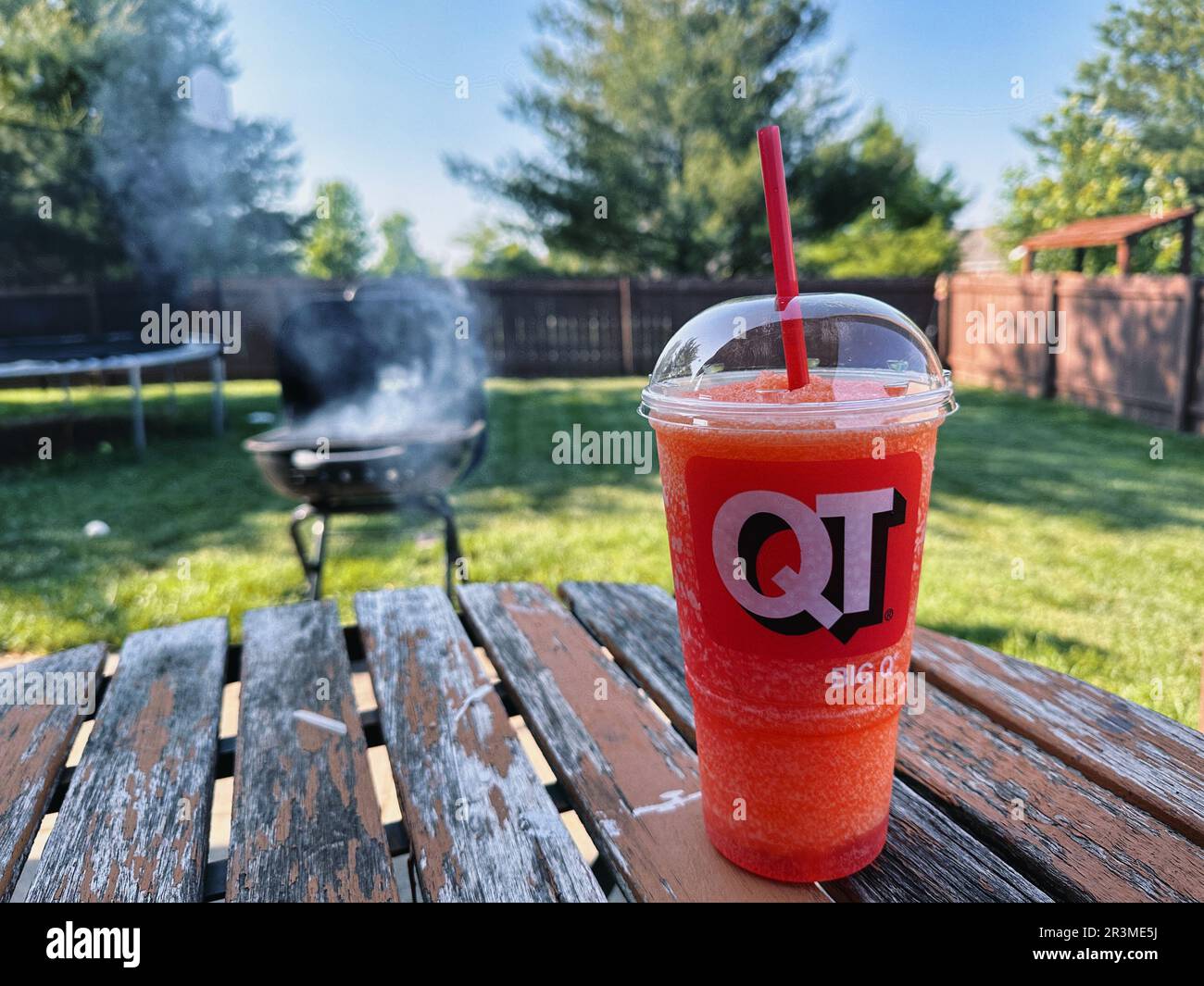 Spring Hill, Kansas - 23 maggio 2023: Bere un tè freddo QuikTrip Big Q drink durante la grigliata in un caldo giorno d'estate Foto Stock