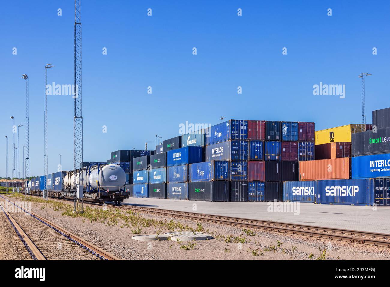 Stoccaggio di container da una ferrovia con vagoni ferroviari Foto Stock