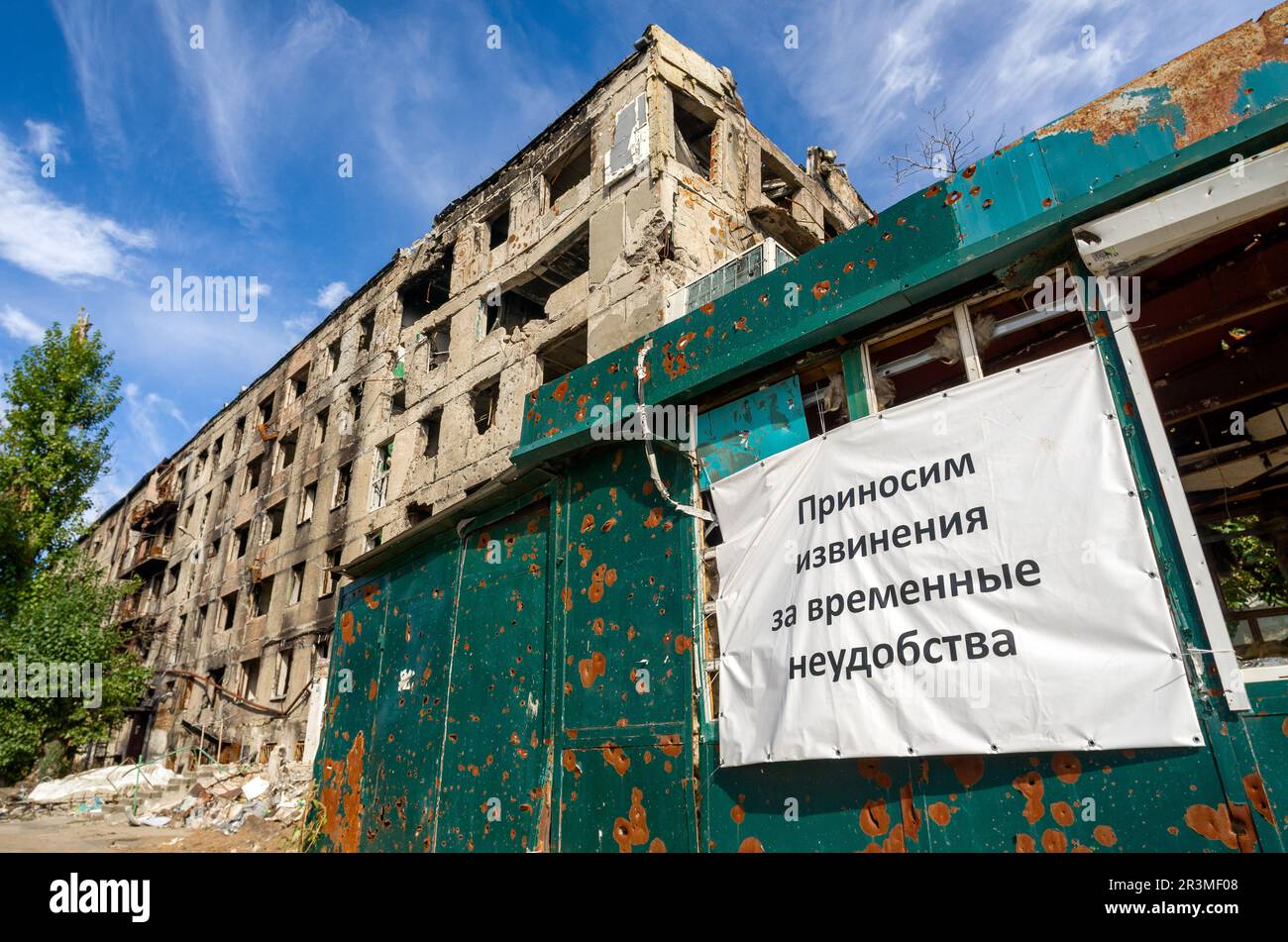 Annuncio in russo ci scusiamo per il disagio temporaneo sulla strada di una città Ucraina distrutta Foto Stock