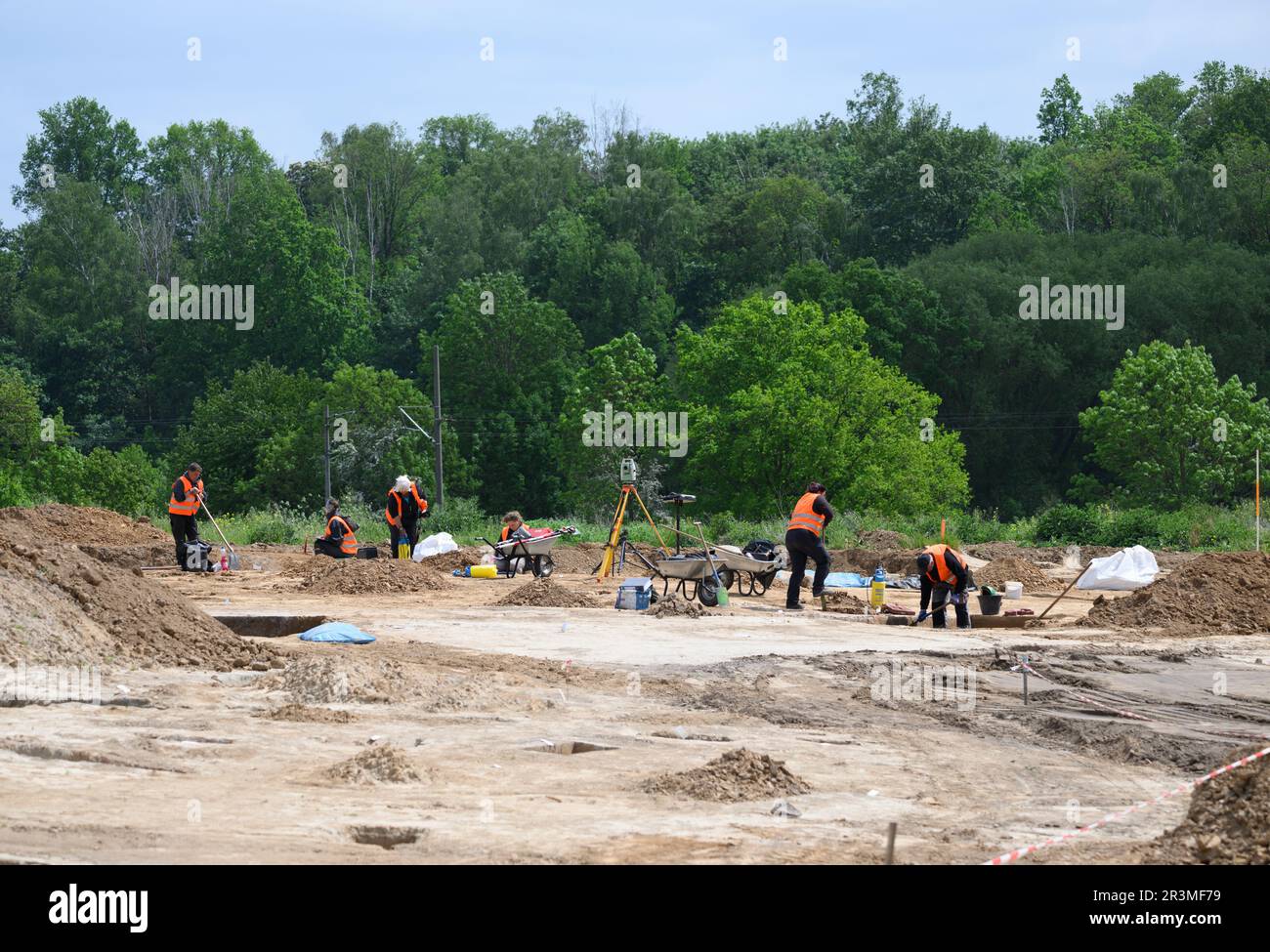 24 maggio 2023, Sassonia, Döbeln: Dipendenti dell'Ufficio di Archeologia della Sassonia durante gli scavi nel cantiere del futuro Karls Erlebnisdorf. Dall'autunno del 2021, l'Ufficio di Archeologia della Sassonia ha condotto estesi scavi sul sito di 17 ettari del futuro villaggio avventura vicino a Döbeln. Con la sua ricchezza di reperti e dimensioni immense, il sito vicino a Döbeln-Gärtitz è uno dei più grandi siti di insediamento del primo Neolitico (5.500 - 4.500 a.C.) nella regione del loess del Medio Sassone conosciuta fino ad oggi. Foto: Robert Michael/dpa Foto Stock