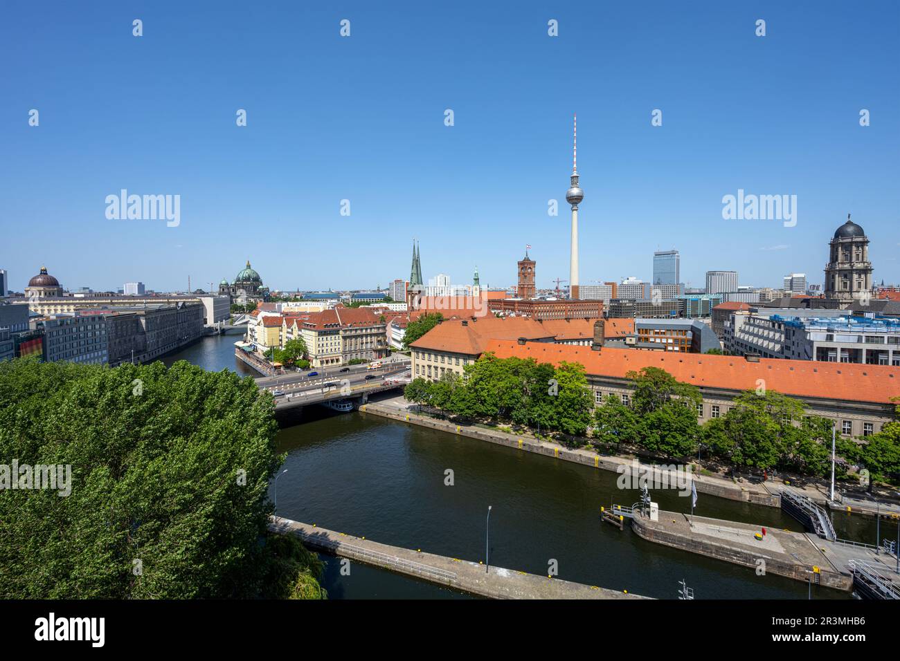 Berlino Mitte con la famosa torre della televisione, la cattedrale e il municipio in una giornata di sole Foto Stock