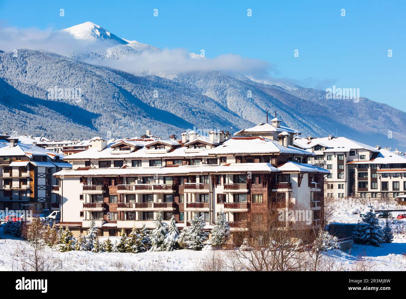 Case e montagne di neve panorama nella stazione sciistica bulgara Bansko Foto Stock