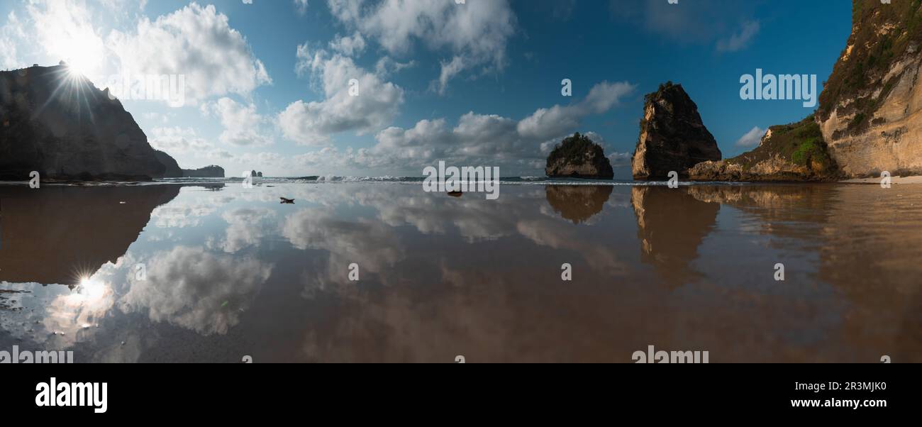 Splendida vista sulla Diamond Beach bagnata da un mare turchese durante una bella alba. Diamond Beach è una spiaggia incontaminata di sabbia bianca e blu setoso Foto Stock